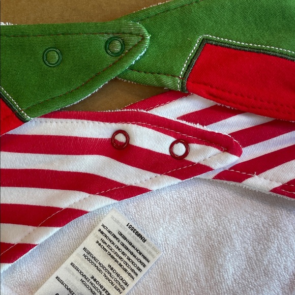 AD SUTTON Festive Red and Green Baby Set 2 pairs socks & 2 bibs - Picture 3 of 9
